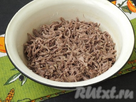 Говядину сварить в подсоленной воде до готовности (в течение 1,5-2 часов). Лучше это сделать заранее, чтобы мясо остыло и его можно было свободно брать руками. Говядину следует разобрать на волокна, сложить в миску.