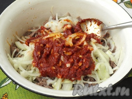 С лука слить маринад и смешать замаринованный лук с говядиной, добавить в салат горячую(!) заправку.
