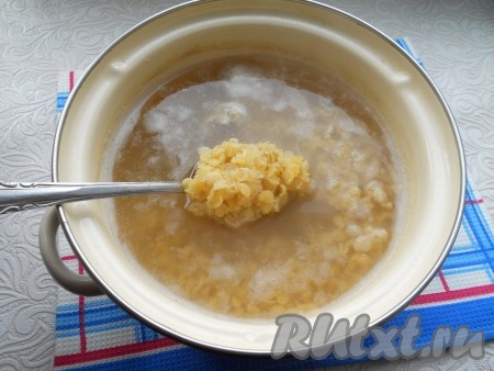 По истечении 15 минут добавить чечевицу в кастрюлю с куриным мясом и варить еще 15 минут. После этого мясо достать из кастрюли.
