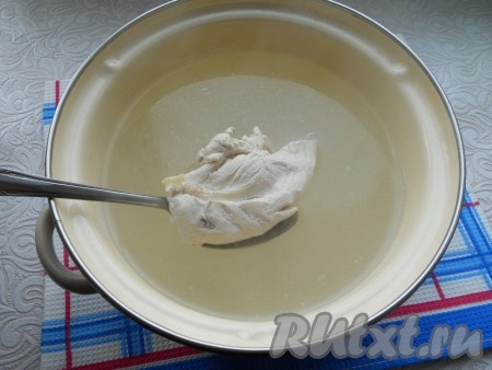 Куриное мясо залить водой, довести до кипения, убрать пену, посолить по вкусу и варить на слабом огне минут 15.
