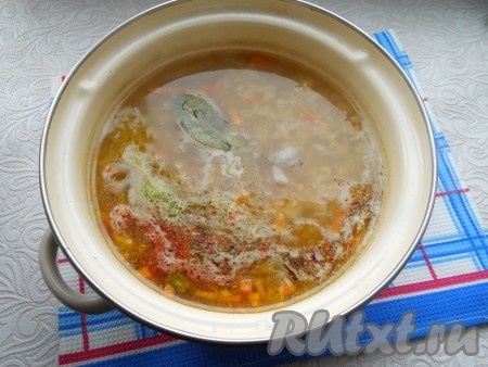 Овощи обжарить, помешивая, до мягкости лука. Обжаренные овощи, специи и лавровый лист выложить в кастрюлю с мясом и варить чечевичный суп с курицей на маленьком огне еще минут 10.
