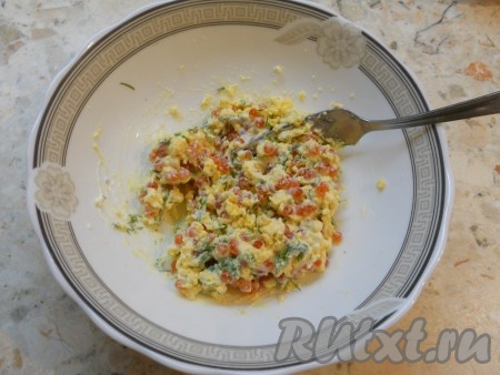Добавить майонез и сметану, и аккуратно перемешать.
