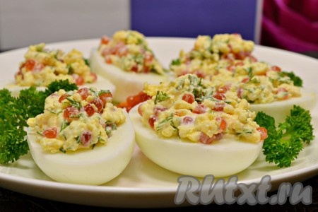 Яйца, фаршированные красной икрой