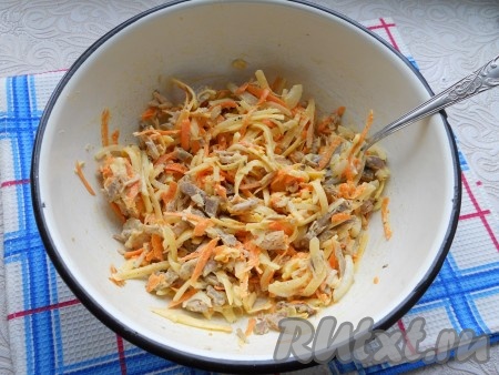 Хорошенько салат перемешать и оставить в прохладном месте на 15 минут.