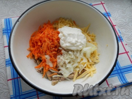 Салат поперчить, посолить, добавить майонез.
