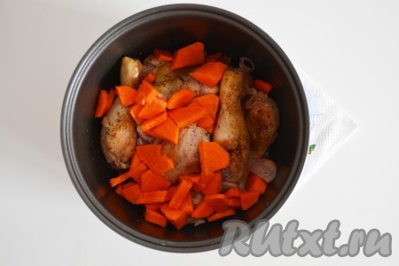 Морковь очистить, вымыть и нарезать, например, полу кружочками, выложить в чашу мультиварки.
