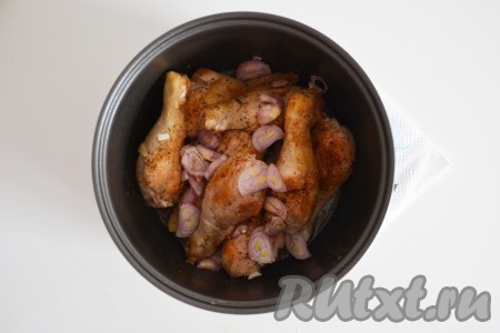 Лук очистить, вымыть, нарезать кольцами и выложить к мясу.
