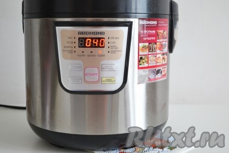 Добавить соль и специи по вкусу, влить воду. Закрыть крышку мультиварки и включить функцию "Тушение" на 40 минут. 