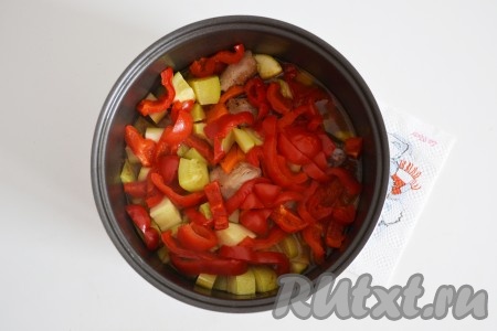 Этого времени будет достаточно для приготовления всех компонентов блюда. И мясо, и овощи станут нежными и сочными, при этом не потеряют свой первоначальный вид: не разварятся, останутся целенькими и красивыми кусочками. 