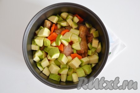 Кабачок вымыть (если кабачок не молодой, то шкурку лучше снять) и нарезать небольшими брусочками.
