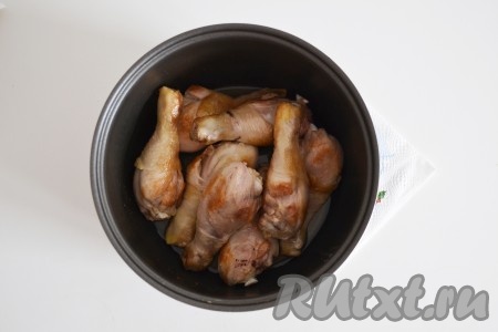 Куриные голени необходимо вымыть проточной водой, выщипать имеющиеся перья, посолить и обжарить со всех сторон на функции мультиварки "Жарка" в хорошо разогретом масле в течение 7-10 минут или до образования румяной корочки.

