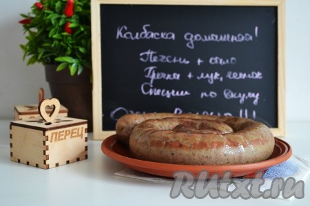 Подавать на стол вкуснейшую домашнюю печеночную колбаску, приготовленную с добавлением гречки, можно как в теплом, так и в холодном виде.
