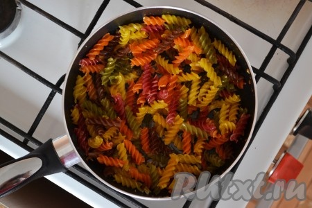 Всыпать макароны и, помешивая, обжарить их в течение 3-5 минут.
