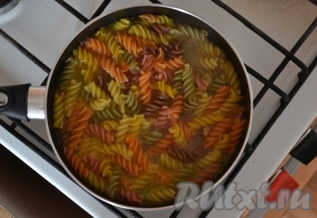 Макароны должны стать мягкими, вобрать в себя всю жидкость. Помешивать при этом их не нужно. Время приготовления будет зависеть и от сорта макарон, и от их вида. В целом варятся они в течение 7-15 минут. Нужно внимательно читать на упаковке, там всегда указано время.
