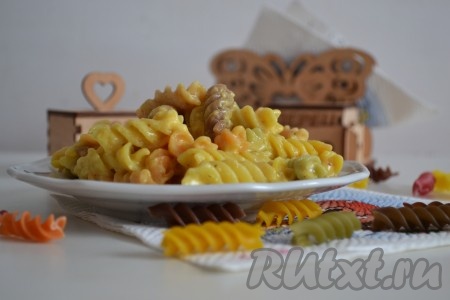 Ароматные, вкусные, нежные макароны с сыром, приготовленные на сковороде, подать на стол в горячем виде.
