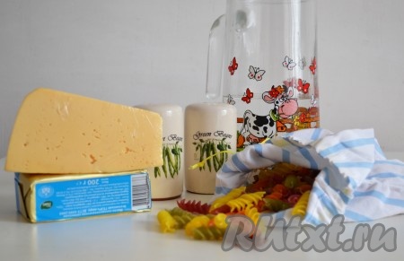 Подготовить необходимые ингредиенты для приготовления макарон с сыром на сковороде. 