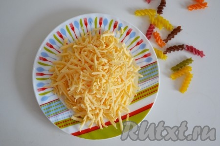 Твердый сыр натереть на средней или крупной терке. 