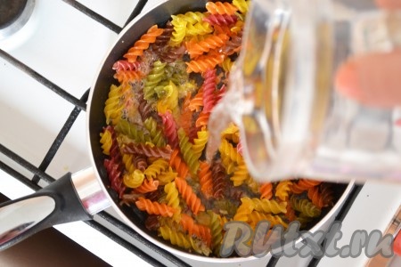 Всыпать соль и специи. Влить воду комнатной температуры и перемешать.