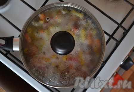 Закрыть крышкой и снизить к минимуму огонь. 