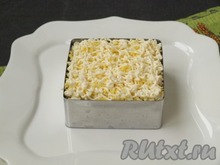 Яйца, натерев на мелкой тёрке, выложить сверху огурцов, немного утрамбовать, смазать майонезом.&nbsp;