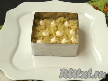 Варёный картофель очистить, натереть на крупной тёрке, выложить поверх слоя грибов, немного утрамбовать, можно слегка присолить, нанести майонез.