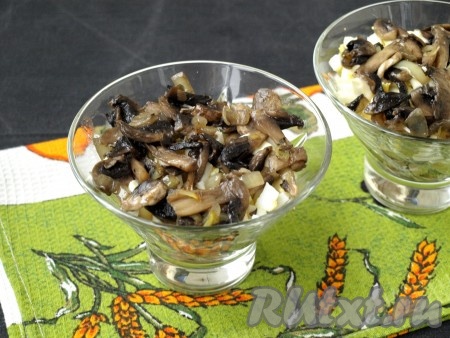 Далее выложить остывшие грибы с луком.
