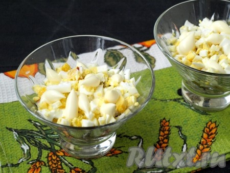 Измельчить яйца и выложить их сверху куриного мяса, снова нанести майонез.
