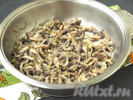 Нарезать пластинками шампиньоны, лук - четверть кольцами и обжарить на подсолнечном масле до прозрачности лука, в конце жарки посолить и поперчить, дать остыть.
