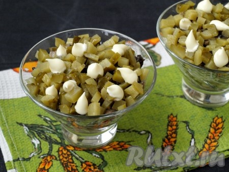 Следующим слоем добавить нарезанные кубиками маринованные огурцы, нанести майонез.
