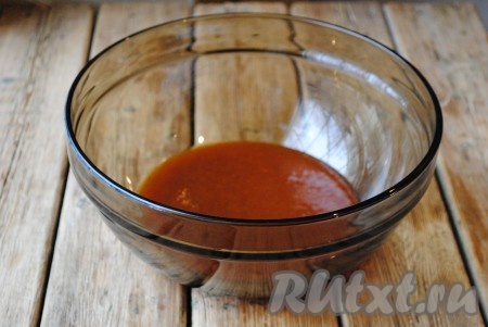 Варенье вылить в миску. Я готовила с абрикосовым вареньем, но подойдёт любое варенье.