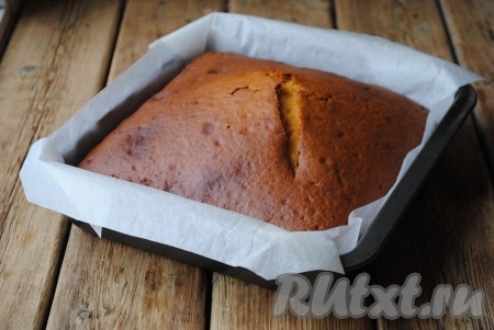 Выпекать пирог-коврижку с вареньем 40-45 минут в духовке, разогретой до 180 градусов. Готовность можно проверить деревянной шпажкой, если её воткнуть в выпечку, а затем вынуть и она при этом останется сухой, значит наша коврижка готова.
