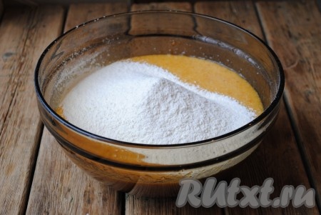 Всыпать частями просеянную муку и ещё раз хорошо перемешать. 