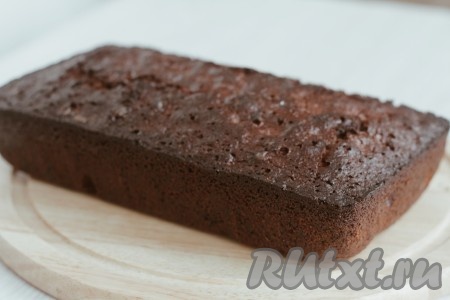 Когда рождественский кекс с сухофруктами полностью остынет, достать из формы и посыпать сахарной пудрой.
