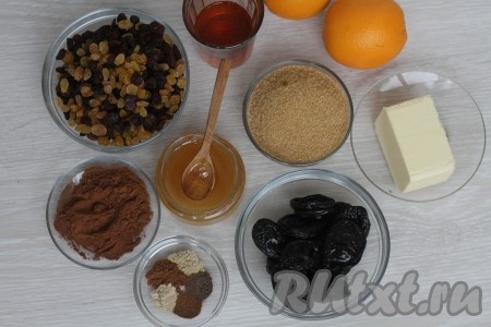 Ром (или коньяк), коричневый сахар, сливочное масло, мед, пряности, какао, сок и цедру апельсинов, изюм, чернослив сложить в кастрюлю и поставить на слабый огонь.