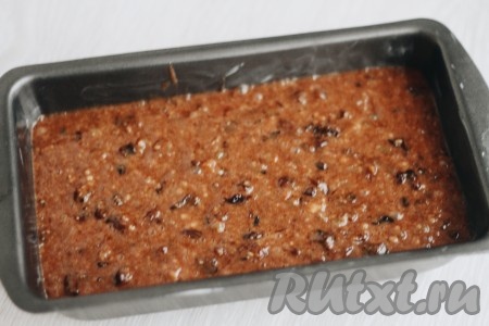 Тесто выложить в форму, смазанную маслом (или застеленную бумагой для выпечки), и поставить в разогретую до 150 градусов духовку на 60 минут.
