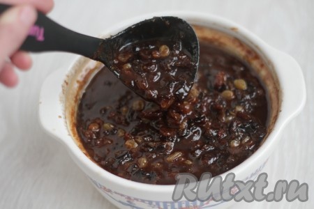 Масло и мед растопятся и смесь начнет закипать, снизить огонь до минимума и варить 10 минут, затем снять с огня и остудить в течение минут 30. Духовку разогреть 150 градусов.
