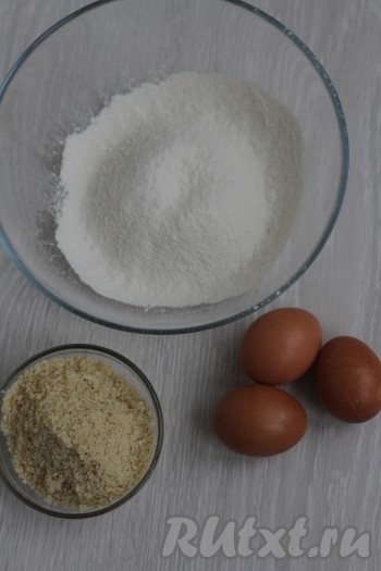 Просеять муку с разрыхлителем, добавить молотый миндаль, яйца, хорошо перемешать получившееся тесто.
