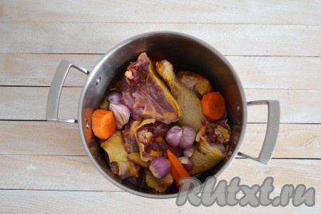 Курицу тщательно вымыть под проточной водой и разрезать на 4-6 частей. Сложить мясо в кастрюлю. Очистить лук и морковь. Морковь нарезать крупными частями и выложить в кастрюлю. Залить водой и поставить на огонь. 