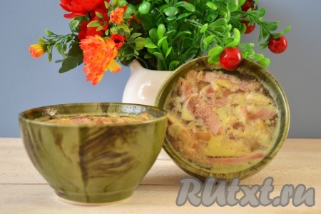 Утром аппетитный, сытный, вкусный холодец из домашней курицы будет готов. Подавайте на стол с горчичкой, хреном или любым другим соусом.
