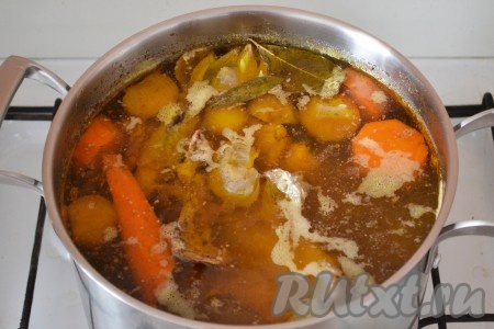 Довести бульон до кипения и снизить к минимуму огонь. Бульон должен слабо кипеть, продолжать варить 2,5 часа. За это время мясо хорошо сварится, будет легко отходить от костей, бульон станет насыщенным и очень ароматным. Затем добавить соль,&nbsp;черный молотый перец, душистый молотый перец и 2-3 очищенных зубчика чеснока. Протомить еще 30 минут на маленьком огне, выключить огонь и оставить остывать.
