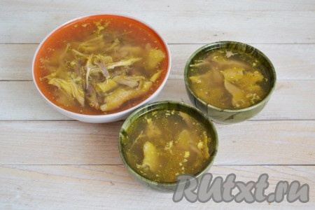 Вынуть мясо, отделить его от костей и разложить по мисочкам. Бульон процедить через мелкое сито, довести до кипения и залить им мясо. По желанию, добавить мелко нарезанный чеснок. Поставить в холодильник до полного застывания.&nbsp;
