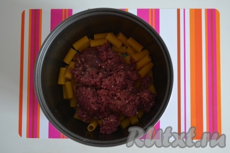 Выложить в чашу мультиварки на макароны свежий фарш.
