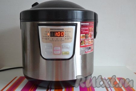 Включить мультиварку на функцию "Каша" или "Рис" на 40 минут, крышку закрыть. У меня мультиварка не ставит время приготовления меньше 1 часа, поэтому я не жду сигнал, а слежу за временем. В зависимости от сорта макарон, может понадобиться чуть меньше времени на приготовление. Следите, чтобы фарш полностью приготовился, а макароны не переварились.
