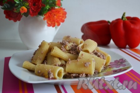 По окончанию приготовления перемешать макароны с фаршем и подать на стол в теплом виде.
