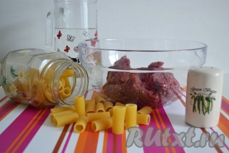 Подготовить необходимые ингредиенты для приготовления макарон с фаршем в мультиварке. 