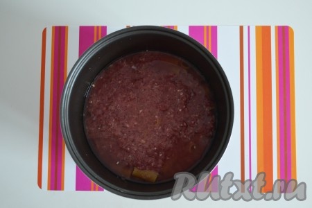 Влить холодную воду, добавить соль и специи.
