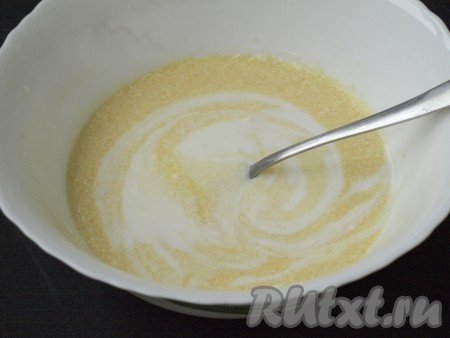 Вбить одно яйцо, размешать, затем - второе яйцо и ещё раз размешать. Налить кефир комнатной температуры.
