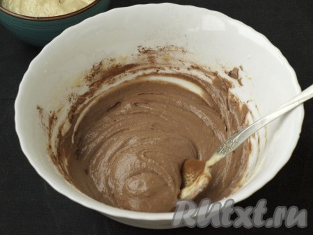 Просеять в тесто муку с разрыхлителем, перемешать до однородной массы и сразу отложить половину теста в другую ёмкость. К оставшемуся тесту добавить какао и тщательно перемешать. Тесто получается довольно густое.
