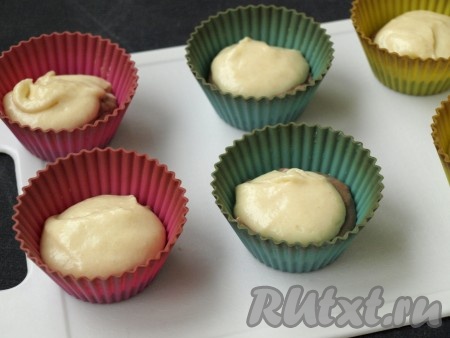 В силиконовые формочки выкладывать тесто по чайной ложке, начиная с тёмного, затем - светлое.
