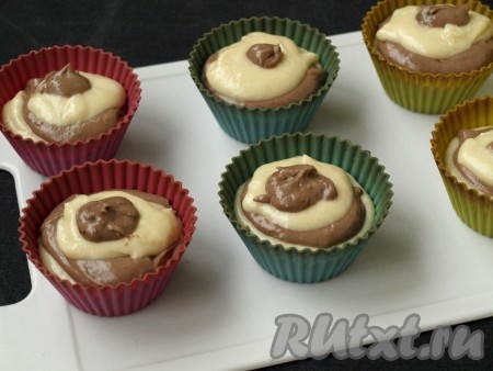 Продолжать чередовать до верха формочек.
